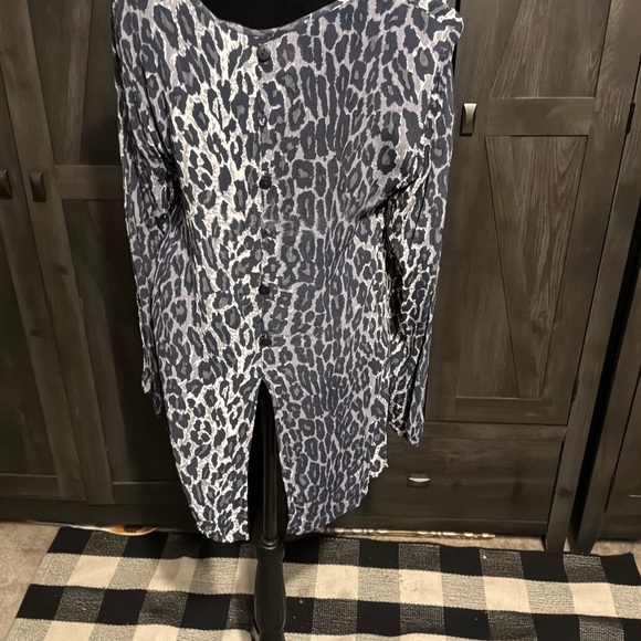 Leopard Print Button-Up Blouse - Picture 3 of 6